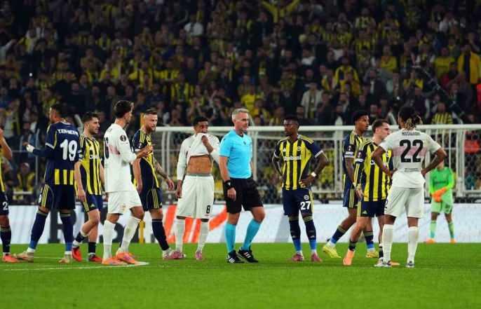 <p>Welt: "Stiller'in hatası Stuttgart'a İstanbul'da pahalıya mal oldu"<br />
<br />
"VfB Stuttgart, Fenerbahçe İstanbul'a üst üste ikinci kez Avrupa Ligi yenilgisi aldı. Angelo Stiller, sonucu belirleyici penaltıya neden oldu. VAR müdahalesinin ardından iki penaltı iptal edildi."</p>