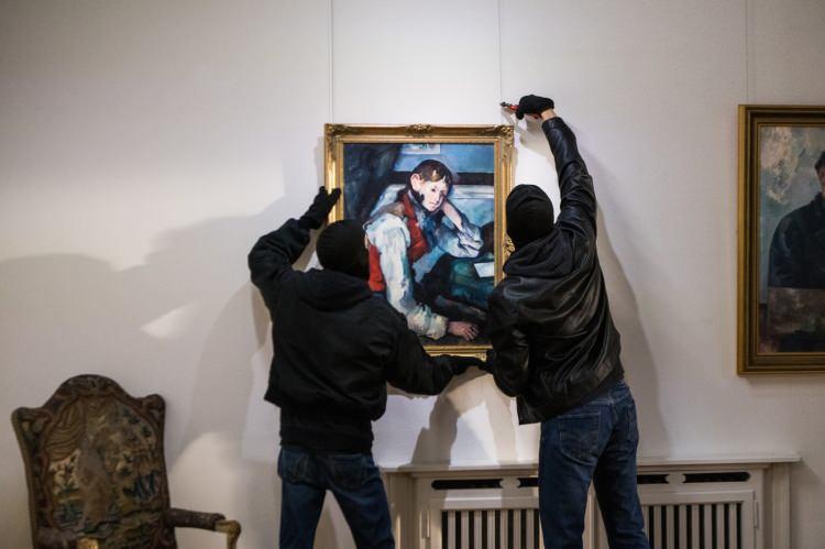 <p>Son olarak, Mona Lisa’nın da bulunduğu Paris’teki Louvre Müzesi’nden değeri paha biçilemeyen dokuz mücevherin çalınması, sanat dünyasını bir kez daha sarstı. </p>
