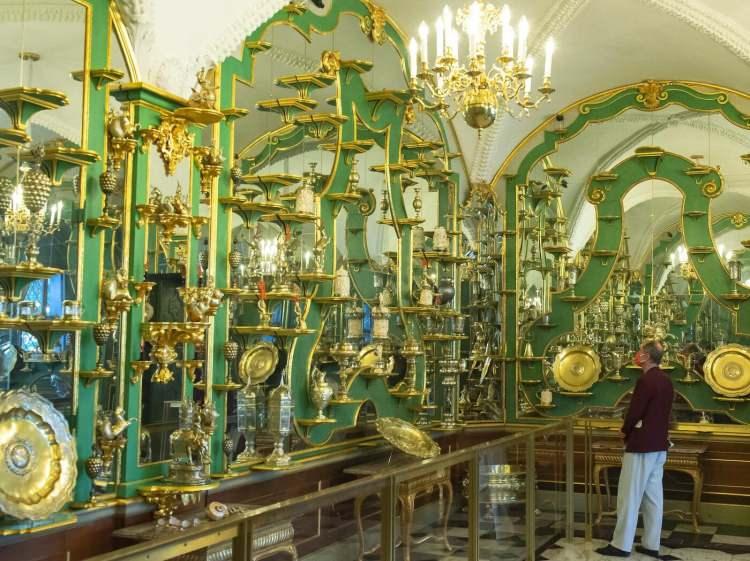 <p><span style="color:#B22222"><strong>3) Dresden — Green Vault (Dresden Grünes Gewölbe) mücevher soygunu (25 Kasım 2019)</strong></span></p>
<p> </p>