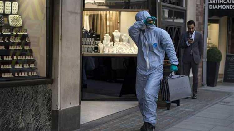 <p>Yeraltı kasa deposuna düzenlenen ve emektar hırsızlardan oluşan ekip tarafından gerçekleştirilen operasyon; milyonlarca sterlin değerinde mücevher ve varlık çalındı.</p>