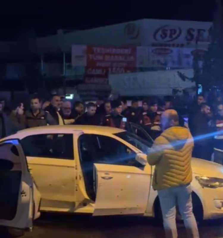 <p>Emlik, Akçay Kavşağı'ndan Güre yönüne dönerken kırmızı ışıkta önünde duran araca ateş etti. Ardından Güre yönüne doğru kaçmaya devam eden Emlik, burada Doğan Can ve Ramazan Özbek'i tabancayla yaraladı.</p>