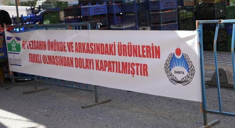 <p>Bahçelievler Belediyesi'nin bu uygulaması, hem vatandaşlar hem de esnaf camiası tarafından <strong>"İstanbul'da bir ilk"</strong> olarak değerlendirilirken, ilçede dürüst ticaret anlayışının güçlendirilmesi yönünde önemli bir adım olarak kaydedildi. Yapılan uygulamaya vatandaşlardan da destek geldi. Pazarda alışveriş yapan vatandaşlar, zabıta ekiplerinin uygulamaları ve denetimleri sayesinde alışverişlerini daha rahat bir şekilde yaptıklarını dile getirdi.</p>
<p> </p>