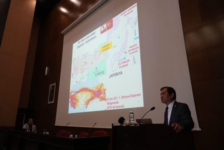 <p>Şehit Aydın Çopur Konferans Salonu'nda Prof. Dr. Orhan Doğan'ın moderatörlüğünde gerçekleştirilen programda konuşan Moriwaki, Türkiye'nin deprem kuşakları üzerinde yer aldığını belirterek, yapı güvenliği ve farkındalık bilincinin artırılmasının önemine dikkat çekti. </p>