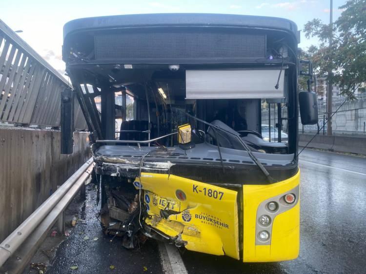 <p>Kadıköy'de sürücüsünün 0.42 promil alkollü olduğu öğrenilen İETT otobüsü bariyerlere saplandı. Meydana gelen trafik kazasında 2 kişi yaralandı. </p>
<p> </p>
