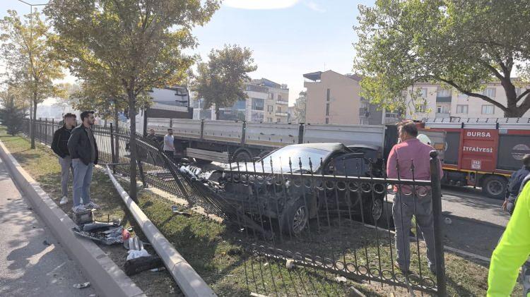 <p>Bursa'da seyir halindeki otomobil, bir sokağı adeta savaş alanına çevirdi.</p>