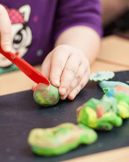 <p>Aslında duvar temizleyici olarak &uuml;retilmişti. Ama &ccedil;ocuklar oynamayı daha &ccedil;ok sevdi. Temizlik değil, yaratıcılık kazandı.&nbsp;</p>
