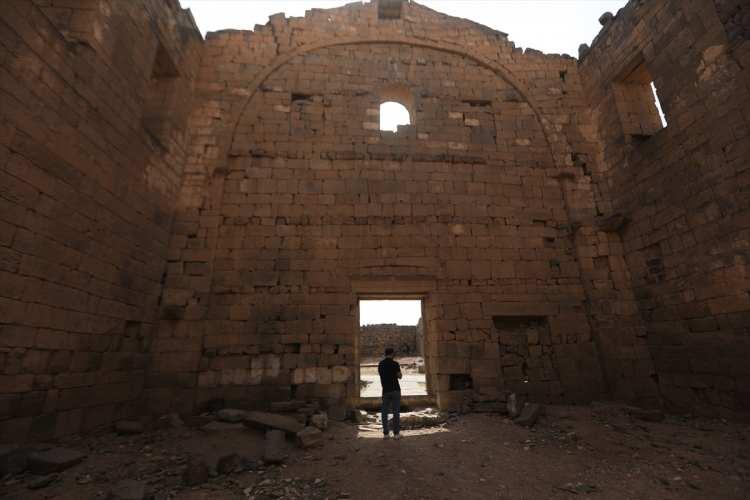 <p>Tarihi yapının bakıma ihtiyaç duyduğunu kaydeden Nicim, "Cami şu an aydınlatılmaya muhtaç durumda. Bunun için en azından bir güneş paneli olursa camiye gelenler içerde Kur'an-ı Kerim okuyabilir." ifadesini kullandı.</p>

<p>Hicretten sonra da Müslümanların ticaret için Busra'ya gitmeye devam ettiği biliniyor. Nitekim Hz. Ebubekir'in, Hz. Muhammed'in (ﷺ) vefatından önce Bedir Savaşı'na iştirak eden iki sahabe ile ticaret için Busra'ya gittiği biliniyor.</p>
