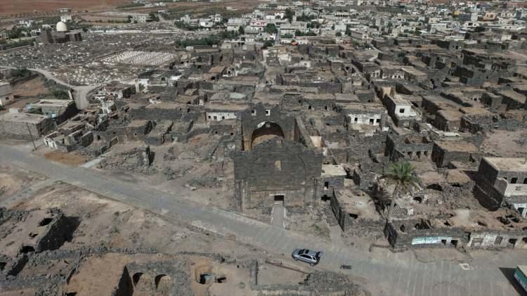 <p>Türkiye Diyanet Vakfı (TDV) İslam Ansiklopedisi'nin siyer kaynaklarından aktardığına göre Busra, Halife Hz. Ebubekir'in emri üzerine Halid Bin Velid tarafından kısa süren kuşatmadan sonra 634 yılı başlarında barış yoluyla alındı. Emeviler zamanında Şam'ın başkent olmasıyla Busra'nın önemi azalmaya başladı ve bu durum Abbasiler döneminde de devam etti.</p>

<p>Busra, Osmanlı Devleti'nin hakimiyetine geçtiğinde Yavuz Sultan Selim, Müzeyrib’de kale yaptırarak bölgenin idari merkezini oraya nakletti.</p>

<p>Osmanlı döneminde Busra, Şam vilayetine bağlı Havran sancağına dahil birkaç yüz hanelik, Eski Şam adıyla bilinen ve beylerbeyine belli bir miktar vergi veren köy haline geldi. Evliya Çelebi yazılarında Busra'nın 300 haneli ve camili mâmur bir köy olduğunu söylüyor. Anadolu’da yaşayan bazı Türkmen aşiretleri kışı geçirmek üzere Busra'ya geliyorlar ve baharda tekrar yerlerine dönüyorlardı. Busra'da, sahabe Mikdad bin Esved'in soyundan gelen ve kendilerine Mikdadiyye denilen büyük bir aile yaşıyordu. Bu ailenin Osmanlı Devleti ve özellikle II. Abdülhamid nezdindeki itibarı sebebiyle Hicaz demir yolu inşa edilirken Müzeyrib-Busra arası tâli hatla uzatıldı.</p>
