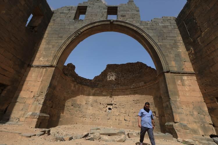 <p>Devrik Esed rejimi güçleri, Busra Tiyatrosu'nu bölge halkına saldırılarında askeri nokta olarak kullandı.</p>

<p>Bölgede saldırılara maruz kalan tarihi yapılar ve boşaltılan tarihi evlerin son durumunu AA ekibi dronla görüntüledi.</p>

<p> </p>
