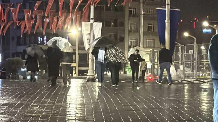 <p>İstanbul'da dünden bu yana etkisini sürdüren yağmur gece saatlerinde de etkisini gösterdi. </p>
