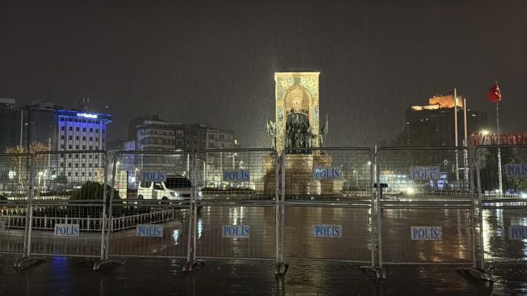 <p>Meteoroloji Genel Müdürlüğü tarafından, İstanbul için sarı kodlu uyarı ile ani sel, su baskını, yıldırım ve ulaşım gibi konularda vatandaşlar, dikkatli olmaları yönünde uyarılmıştı.</p>
