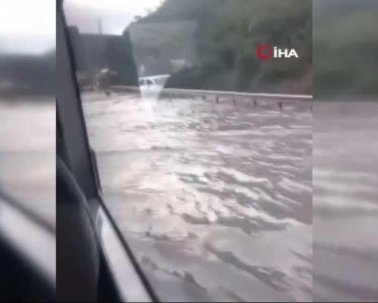 <p>Kemerburgaz yolunda araçlar yağmur suyuyla dolan yolda ilerlemekte güçlük çekti.</p>