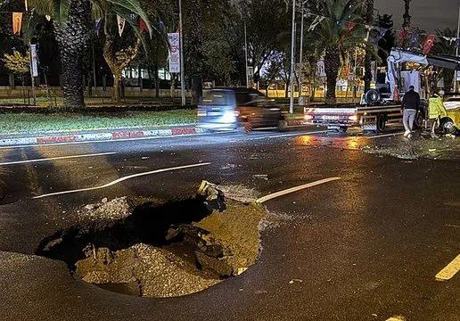<p><span style="color:#B22222"><strong>VATAN CADDESİ'NDE YOL ÇÖKTÜ</strong></span></p>

<p> </p>
