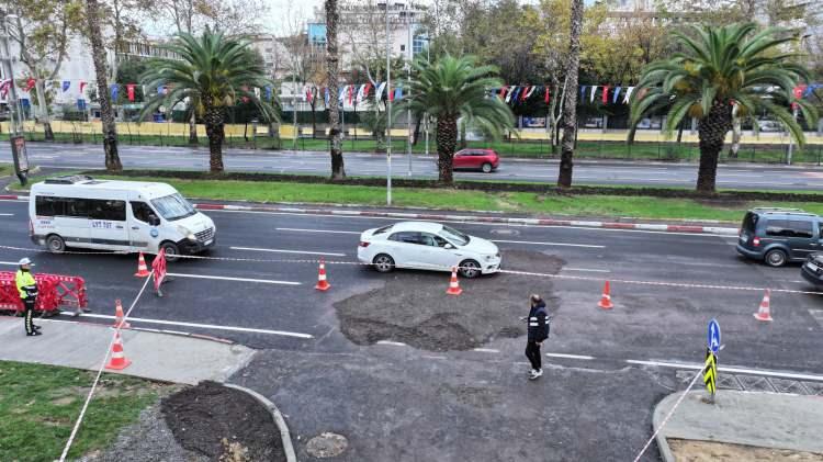<p>İstanbul Fatih'te Adnan Menderes Bulvarı Vatan Caddesi'nde sağanak yağış nedeniyle saat 05.30 sıralarında yol çökmesi meydana geldi.</p>