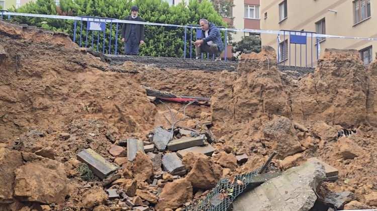 <p>Maltepe'de gece saatlerinde etkili olan yağışın ardından kaldırım ve istinat duvarı park halindeki 3 otomobilin üzerine çöktü. Olayda yaralanan olmazken o anlar güvenlik kamerasına yansıdı.</p>