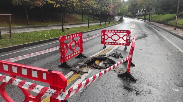 <p><strong><span style="color:rgb(178, 34, 34)">ŞİŞLİ'DE YOLLAR &Ccedil;&Ouml;KT&Uuml;</span></strong></p>

<p>Şişli Kadırgalar Caddesi'nde r&ouml;gar kapağı yerinden &ccedil;ıkarak yolda &ccedil;&ouml;kme oldu. R&ouml;gar etrafı bariyerlerle &ccedil;evrildi.</p>
