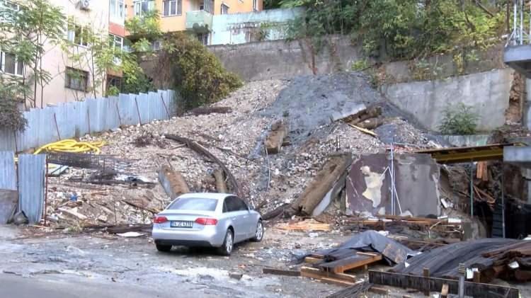 <p>Beşiktaş Ayazmaderesi Caddesi ise bir inşaatın yanındaki yaya merdivenlerinin olduğu yerde toprak kayması oldu. Merdivenlerin bir kısmı &ccedil;&ouml;kerek kullanılmaz hale geldi.</p>
