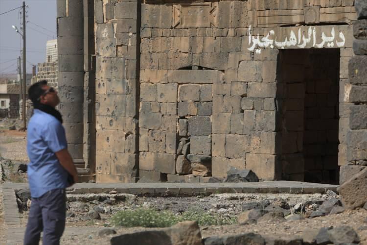 <p>Mebraku'n-Nâka Camisi bakıma muhtaç durumda</p>

<p>Antik kentin kuzeydoğu mevkisinde bulunan Mebraku'n-Nâka Camisi (Devenin Çöktüğü Yer Camisi), kutsal hatırasıyla öne çıkıyor ve dünya Müslümanları için manevi önem taşıyor.</p>

<p>Ünlü Müslüman seyyah İbn Battuta, "Seyahatname"sinde, Suriye'ye (Şam) gönderilen Kur'an-ı Kerim'in ilk nüshasını taşıyan devenin burada çöktüğünü ve nüshanın burada muhafaza edildiğini belirtiyor. İbn Battuta ayrıca hacıların Şam'dan ayrıldıktan sonra küçük bir şehir olan Busra'ya gittiklerini ve geride kalanların kafileye yetişebilmeleri için orada 4 gün beklemelerinin adet olduğunu ifade ediyor.</p>
