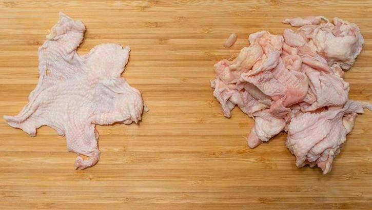 <p><strong>Son yıllarda sağlıklı beslenme alışkanlıklarına ilgi artarken, sıkça tüketilen gıdalar da mercek altına alınıyor. Bu gıdalardan biri olan tavuk eti, uygun şekilde pişirildiğinde vücuda kaliteli protein ve vitamin desteği sağlıyor. Ancak uzmanlara göre tavuğun her bölümü aynı ölçüde faydalı değil. Özellikle derisi, lezzetli olsa da sağlık açısından büyük bir tehdit oluşturuyor.</strong></p>