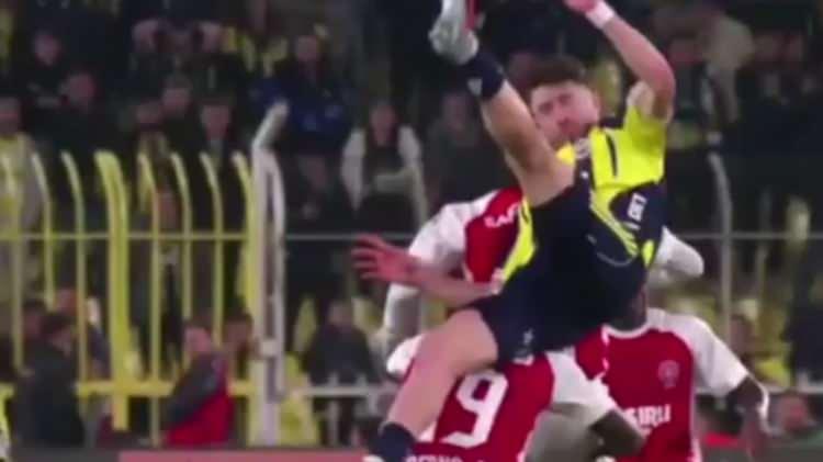 <p>Karşılaşmanın ikinci yarısında İsmail Yüksek ile hava topu mücadelesine giren David Datro Fofana, milli oyuncunun ters bir şekilde düşmesini engelleyerek büyük bir fair-play örneği gösterdi.<br />
<br />
(Görüntü beIN SPORTS'TAN alındı)</p>
