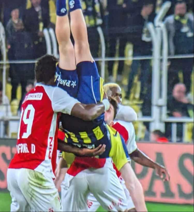 <p>Fildişili oyuncu bu davranışı ile büyük bir fair-play örneği gösterdi.<br />
<br />
(Görüntü beIN SPORTS'TAN alındı)</p>