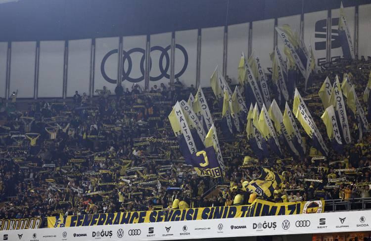 <p>İsmail Yüksek'i tutarak büyük bir sakatlığı engelleyen Fofana, Fenerbahçeli taraftarların da takdirini kazandı.</p>
