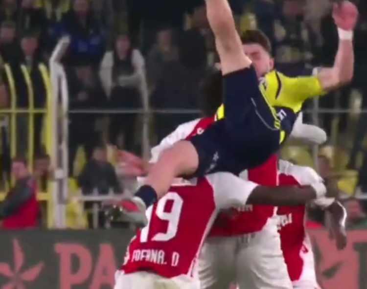 <p><strong>ELLERİYLE YAKALADI YERE SERT DÜŞMESİNİ ENGELLEDİ</strong><br />
<br />
(Görüntü beIN SPORTS'TAN alındı)</p>
<p> </p>
<p> </p>