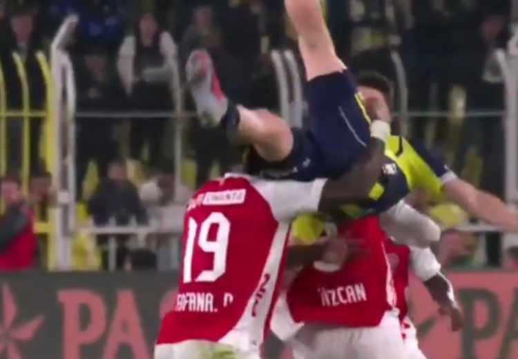 <p>Fofana, hava topu mücadelesinde İsmail'in yere dengesiz düşmesini böyle engelledi.<br />
<br />
(Görüntü beIN SPORTS'TAN alındı)</p>