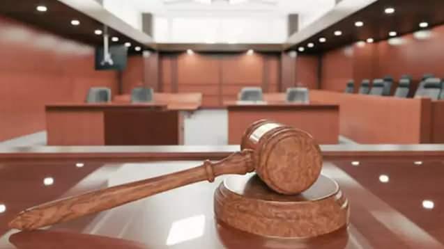 <p><span style="color:rgb(165, 42, 42)"><strong>2 KEZ AĞIRLAŞTIRILMIŞ MÜEBBET HAPİS CEZASINA ÇARPTIRILDI  </strong></span></p>
<p> </p>
<p>Olayın ardından başlatılan soruşturma kapsamında Fırat Arslan hakkında "<strong>Eşe karşı canavarca hisle kasten öldürme"</strong> ve <strong>"Canavarca hisle ve eziyet çektirerek öldürmeye teşebbüs</strong>" suçlarından dava açıldı.</p>
<p> </p>
<p>Turgutlu 1'inci Ağır Ceza Mahkemesi'nde dün görülen karar duruşmasına tutuklu sanık Fırat Arslan Ses ve Görüntü Bilişim Sistemi (SEGBİS) ile katıldı.</p>
<p> </p>
<p>Ölen Şenayi Arslan'ın ailesi ve avukatları da duruşmada hazır bulundu. <span style="color:rgb(165, 42, 42)"><em><strong>Son sözü sorulan sanık Arslan, yaptıklarından pişman olduğunu dile getirerek beraatini talep etti.</strong></em></span></p>
<p> </p>
<p>Savunmaların tamamlanmasından sonra kararını açıklayan mahkeme heyeti,<span style="color:rgb(165, 42, 42)"><strong><em> Fırat Arslan'ı 2 kez ağırlaştırılmış müebbet hapis cezasına çarptırdı.</em></strong></span></p>