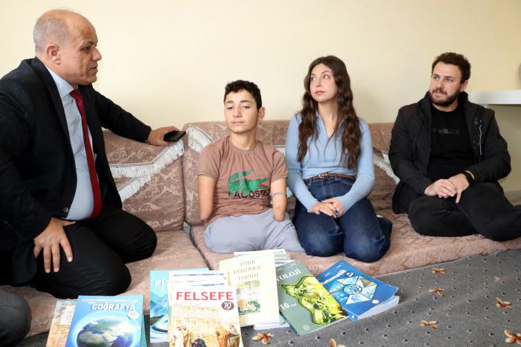 <p>Özdemir, bu yılki lise eğitimini de Vali Haydar Bey Anadolu Lisesi 10'uncu sınıf öğrencisi olarak yine evinde sürdürüyor.</p>
