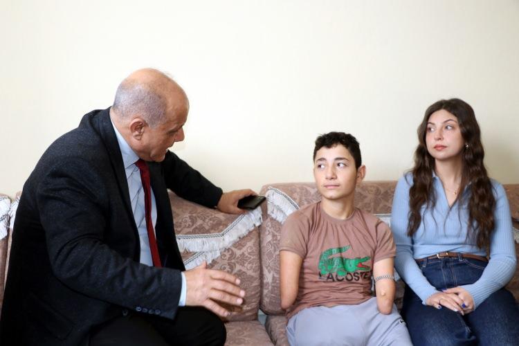 <p><span style="color:#A52A2A"><strong>"HEDEFLERİ OLAN BİR ÇOCUK"</strong></span></p>
<p>Öğretmenleriyle ilk dersini işleyen Nakşin Özdemir, büyük mutluluk yaşadığını ve hedefinin bilgisayar mühendisliği olduğunu söyledi.</p>
<p> </p>
<p>Okul Müdürü Seçkin, <strong>"Dersinin ilk günün öğretmen arkadaşlarımızla Nakşin'i evinde ziyaret edip ders kitaplarını teslim ettik. Çok tatlı ve güzel bir çocuk. Hedefleri olan bir çocuk. Kendisiyle sohbet ettik. Okuma kitapları yoktu, onları temin edeceğiz. Sağlık raporu sürecinden dolayı her yıl yenilenmesi gerekiyor. Bu yıl da yenilenen rapor Rehberlik Araştırma Merkezi tarafından tanımlandı. Sonra İlçe Milli Eğitim Müdürlüğü’ne gönderildi. Bu süreçten dolayı Nakşin'in dersleri gecikmeli başladı. Prosedür gereği bugün başlaması gereken dersi vermeye başladık. Nakşin'in gecikmiş olan derslerin telafisini de öğretmenlerimiz fazladan ders vererek konuları yetiştirmeye çalışacak."</strong> dedi.</p>