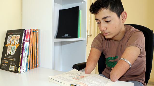<p>Van'ın Tuşba ilçesinde doğuştan dirsek altından kolları, diz altından da bacakları olmadığı için ilk ve ortaokulu evinde aldığı eğitimle tamamlayan Nakşin Özdemir (16), lise eğitimine de evinde devam ediyor.<strong><em> Özdemir'in azim dolu hayat hikâyesini öğrenenler imrenmeden edemiyor. </em></strong></p>
