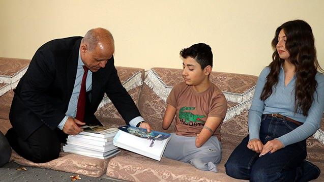 <p>Vali Haydar Bey Anadolu Lisesi Müdürü İbrahim Seçkin beraberinde okulun Matematik Öğretmeni Merve Nur Eken, Psikolojik Danışman Osman Zengin ve Özel Eğitim Öğretmeni Erkan Gündoğdu ile birlikte Nakşin Özdemir'i evinde ziyaret ederek ders kitaplarını teslim etti.</p>