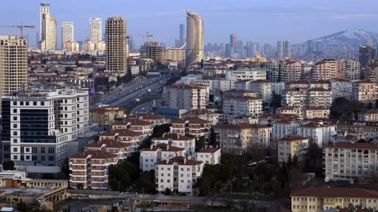 <p>Gayrimenkul iktisatçısı Ahmet Büyükduman da konut fiyatında geçen yıl reel anlamda çift haneye ulaşan düşüşlerin 2025'in ilk aylarından itibaren enflasyon verisine yakın seyrettiğini söyledi.</p>