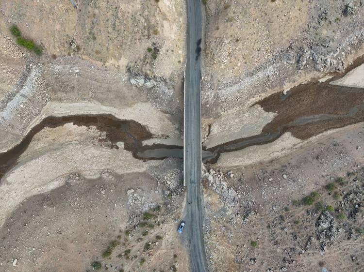 <p>Bingöl'deki Gülbahar Baraj Gölü'nde doluluk oranı 4,5 ayda yüzde 86'dan yüzde 4'e düştü.</p>
<p> </p>