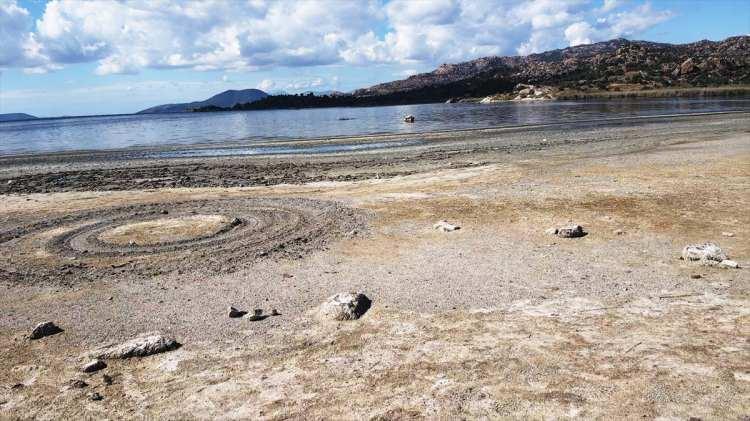 <p>1 Ekim'den bu yana kuraklık nedeniyle planlı su kesintileri uygulanan Bursa'da, barajlardaki su seviyesi "0" ile gösterilmeye başlandı.</p>
<p>Öte yandan yurdun birçok noktasında göl ve barajlarda bir damla su kalmadı... </p>