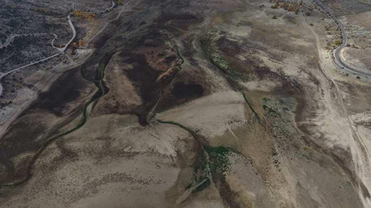 <p>Konya'da barajlar kuraklık alarmı veriyor. Altınapa Barajı %5, Bağbaşı Barajı %13 doluluk seviyesine geriledi. Uzmanlar, &ldquo;Artık &ccedil;anağın dibindeyiz&rdquo; diyerek su krizine karşı acil &ouml;nlem &ccedil;ağrısı yapıyor. Konya&rsquo;nın yıllık 2 milyar metrek&uuml;p su ihtiyacına karşın hem yer &uuml;st&uuml; hem de yer altı kaynakları kritik seviyelere inmiş durumda.</p>
