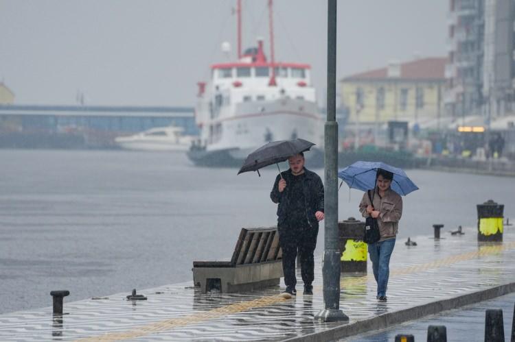 <p><span style="color:#B22222"><strong>İşte yağmurun etkili olacağı o 22 şehrimiz...</strong></span></p>
<p> </p>