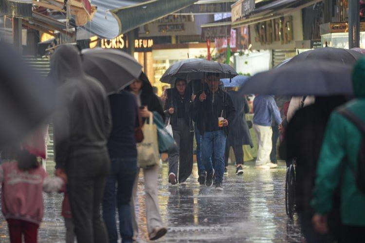 <p>Meteoroloji, 26 Ekim Pazar günü 21 ilde sağanak yağış ve yağmur geçişlerinin beklendiğini de açıkladı.</p>
