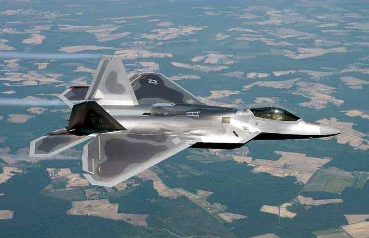 <p><strong>Lockheed Martin F-22 bu listedeki tek gizli uçaktır. İlginç bir gerçek: Raptor'lardan yalnızca 200 adet üretildi ve bu tür hiçbir zaman ihraç edilmedi.</strong></p>
<p> </p>
<p>Raptor, Mach 2,25 veya 1.500 mph'nin üzerindeki en yüksek hızı sayesinde herhangi bir düşmanı alt edebilir ve geride bırakabilir.</p>
<p> </p>
<p>Süper seyir kabiliyeti ve gelişmiş aviyonikleri, art yakıcılara ihtiyaç duymadan sürekli yüksek hızlı uçuşa olanak tanır.</p>