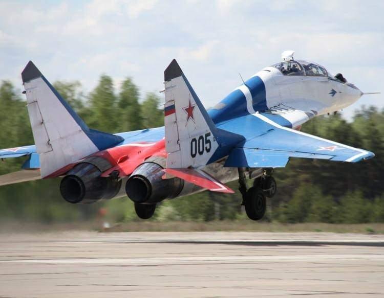<p><strong>Sovyet inovasyonunun bir başka ürünü olan MiG-29 Fulcrum, olağanüstü hızı ve çevikliği ile ünlüdür.</strong></p>
<p> </p>
<p>Fulcrum, Mach 2.3 veya 1,520 mph maksimum hızı ile hızlı bir şekilde hassas dönüşler yapabilen havadan havaya bir savaş uçağıdır.</p>
<p> </p>
<p>Uyarlanabilirliği ve hızı nedeniyle, Sovyet uçak tasarımının uzun geleneğini sürdürerek dünyanın dört bir yanındaki hava kuvvetleri için tercih edilen bir seçenektir.</p>