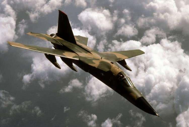 <p><strong>General Dynamics F-111 Aardvark olarak bilinen süpersonik orta menzilli taktik uçak, ilk olarak 1960'ların sonunda tanıtıldı.</strong></p>
<p> </p>
<p>Çoğu hava kuvveti bu uçağı ağırlıklı olarak stratejik bombardıman uçağı ya da avcı bombardıman uçağı olarak kullanmaktadır. Hızı Mach 2.5'a kadardır.</p>
