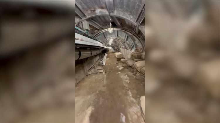 <p>Tünellerin, kutsal şehrin geleceği ve Filistin kimliği konusunda endişelere yol açan bir hamle olarak, Kudüs'teki kutsal mekanlar üzerinde İsrail denetimini sağlamayı amaçladığını aktaran Rifai, bu girişimin, Eski Şehir'i Yahudileştirmeyi ve özelliklerini değiştirmeyi amaçlayan uzun vadeli bir siyasi projenin parçası olduğunu vurguladı.</p>