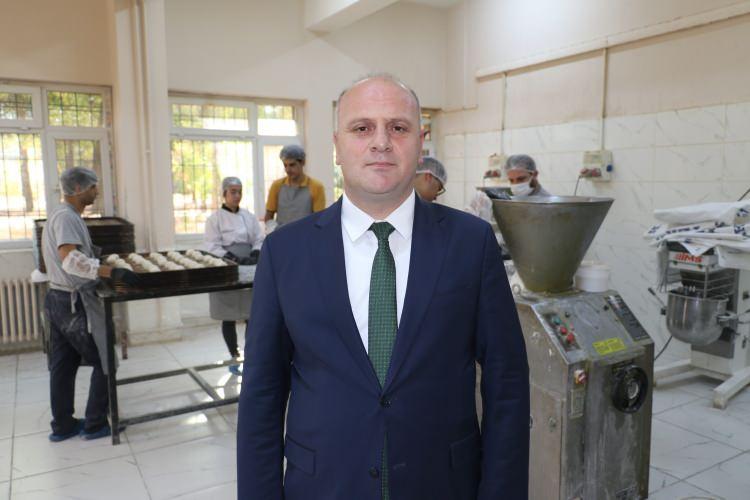 <p>Konuya ilişkin açıklamalarda bulunan İl Milli Eğitim Müdürü Salih Sadoğlu, öğrencilerin meslek liselerinde meslek öğrendiklerini ve mezun olduklarında hemen iş bulabildiklerini söyledi. </p>