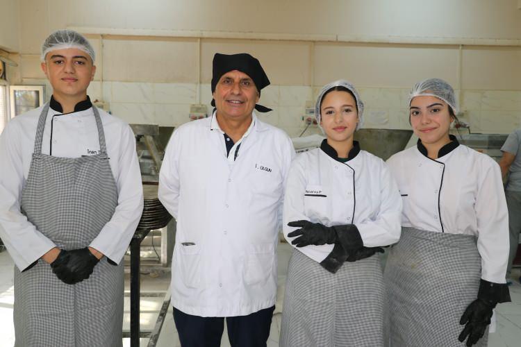 <p>Uygulamalı meslek liselerinden mezun olan öğrenciler kendi alanlarında kısa sürede iş bulup hayata atılabiliyor.</p>