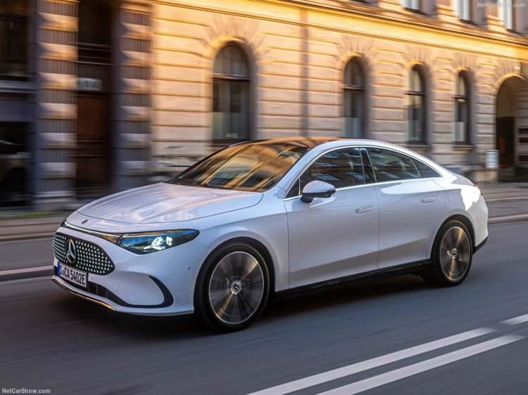 <p>MB.DRIVE, son teknoloji sürüş asistanı ve park sistemleriyle yeni bir standart belirliyor<br />
<br />
Standart olarak kapsamlı güvenlik donanımları ve Mesafe Asistanı DISTRONIC ile donatılan yeni CLA 350 4MATIC’te 10 kamera, 5 radar sensörü, 12 ultrasonik sensör ve düzenli güncellemeler için yeterli güç rezervine sahip su soğutmalı bir süper bilgisayar bulunuyor. Aktif Mesafe Yardımcısı DISTRONIC'i Direksiyon Asistanı ile entegre ediyor. </p>
