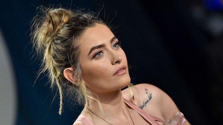 <p><span style="color:#800080"><strong>TAM BİR ROCK YILDIZI GİBİ YAŞIYOR</strong></span></p>