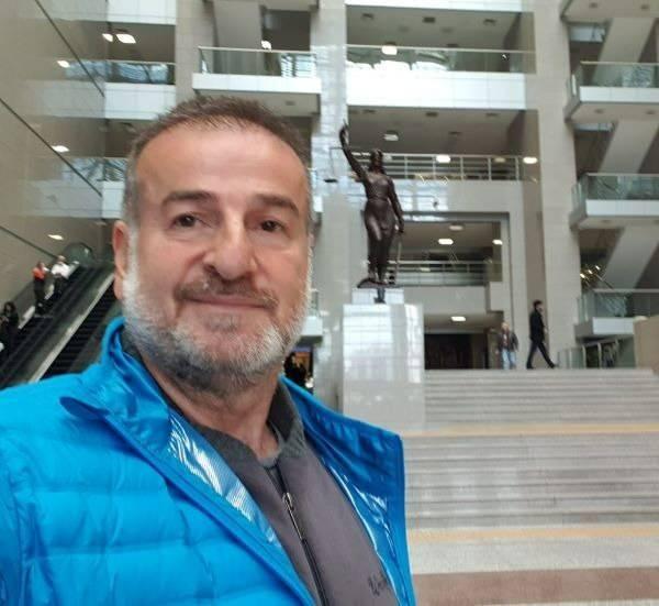 <p><span style="color:#800000"><em><strong>"Müge'nin gençliğine, güler yüzüne aşık oldu. İlk Alem Dergisi'nde gördüm öyle tanıştık. Aşkın gözü kördür müdahale etmemek lazım. Evlendik ve Lidya Müge oldu. Nüfus müdürlüğüne gittiğim zaman adı Lidya'ydı. Dedim ki 'Lidya Müge Akdağ olursa annesinin adını ve soyadını çok güzel kullanabilir' diye düşündüm. Akşam eve geldiğimde şok oldular. 'Niye böyle bir şey yaptın?' dediler" ifadelerini kullandı.</strong></em></span></p>