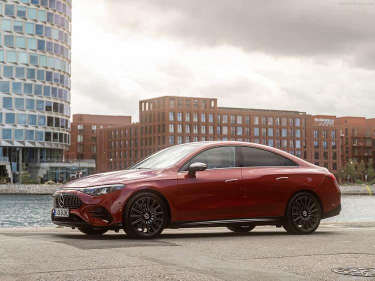 <p>CLA'nın iç mekânı bu araç sınıfında yeni bir lüks deneyimi sunarak ikonik yüksek teknoloji öğelerine odaklanılıyor. En dikkat çekici unsur, Türkiye’de opsiyonel olarak sunulan, iç mekânın tamamına yayılan MBUX Superscreen. Büyük cam yüzeyin altında 26 cm (10,25 inç) dijital gösterge ekranı ve 35,6 cm (14 inç) merkezi ekran bulunuyor. MBUX Superscreen, ön yolcu için 35,6 santimetrelik (14 inç) ek bir ekranla opsiyonel olarak sunulacak. Eğer ön yolcu ekranı opsiyonu araçta yoksa bu alanda cam görünümünü devam ettiren yıldız desenli grafiklere sahip dekoratif süsleme sunuluyor. </p>
