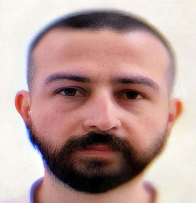 <p>Şüpheli Mustafa Emlik, gasbettiği otomobille kaçarken yolda Volkan Özalp'i de tabancayla boynundan yaralayıp uzaklaştı.</p>